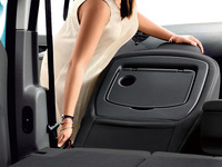 助手席のシートバックを前倒しすることで、約2.5mの長尺物を積むことができる。