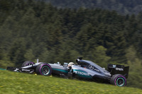 ポールポジションからスタートで首位を守ったハミルトン。ピットストップ中タイヤ交換作業に手間取りロズベルグに先を越されてからは、追う立場に回った。終盤ロズベルグとの接近戦から最終周に接触、逆転優勝。「（接触回避のため）十分なスペースを残していたんだけど、彼が当たってきたんだ」とはレース後のコメント。ポイントリーダーのロズベルグとの差は24点から11点に縮まった。（Photo=Mercedes）