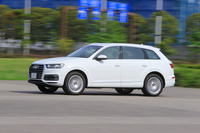 「Q7」の駆動方式は4WDのみ。全車、スタートストップシステムとブレーキエネルギー回生システムが備わる。