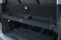 荷室に装わる小物入れ付きの「ラゲッジルームセパレーター」。受注生産のエントリーグレード「V220dトレンド」を除く全車に標準装備される。