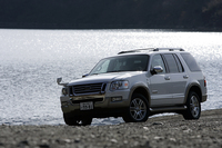 テスト車の「プレミアム アピアランス」は、サイドリピーター付ドアミラー、専用アルミホイール、前席シートヒーター、運転席シートメモリー、助手席6Wayパワーシート、電動アジャスタブルペダルメモリー、イージーエントリー＆イグジット、オーディオインプットジャックが特別装備される限定モデル。