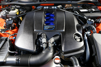 2UR-GSE型5リッターV8自然吸気ユニットは477psを発生する。