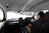 「OBSERVE GSi-5」を装着した「アウディQ3」を雪道で試す著者。
    