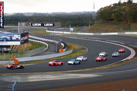 「トヨタ86」と「スバルBRZ」によるワンメイクレースの様子。計10台によるバトルを制したのは、86を駆る脇阪寿一選手だった。
    