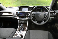 全車にメーカー純正ナビを搭載するなど、装備は充実。上級グレードの「EX」には、衝突軽減ブレーキ「CMBS」やアダプティブクルーズコントロールも備えられている。
    