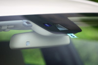 オプションの「レーンキーピングアシスト」を選ぶと、フロントウィンドウ上部にマルチファンクションカメラが備わる。走行車線の白線などを検出し、車線逸脱を警告する。