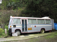 四国では、廃車になったバスがさまざまな用途に使われている（それだけ要らなくなったということだ）。これは遍路のための安い宿泊施設として余生を送っているバス。善根宿といわれる、遍路用の無料宿泊所として使われているバスもあった。