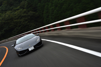 
    「ランボルギーニ・ウラカン」の0-100km/h加速タイムは3.2秒。最高速度は325km/hと公表される。
    