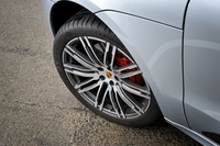 「マカン ターボ」のタイヤサイズは、前：235/55R19、後ろ：255/50R19が標準。テスト車に装着されていた前：265/40R21、後ろ：295/35R21というサイズのタイヤと21インチアルミホイールは、51万9000円のオプション品である。
    