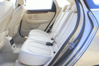 リアシートは前後に130mmのスライドが可能。（クリックするとスライドする様子が見られます）