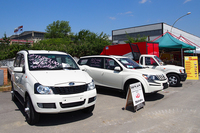 地元販売店による新車展示は欧州や韓国ブランドのみならず、南イタリアで組み立てている中国・奇瑞（チェリー）汽車製の小型車「dr」、インドのマヒンドラ＆マヒンドラ（写真）まで。ただし、展示車と連絡先立て看板だけで、販売員不在のブランドも。