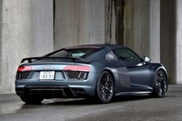 標準型の「R8」とは異なり、リアスポイラーは固定式のウイングとなる。