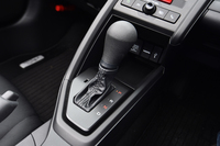 CVT車のシフトレバー。その奥には、小物が置けるトレイと、AUX／USBジャック、アクセサリーソケット（DC12V）が用意される。センターディスプレイ（オプション）装着車には、AUXジャックに代えてHDMIジャックが与えられる。
    