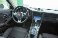 インテリアの様子。トランスミッションは、写真のシフトレバーに見られるとおり、7段のPDKに限られる。