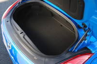 9インチゴルフバッグならひとつ収納できる、新型「Zロードスター」の荷室。