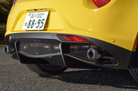 マフラーエンドは、左右振り分けの2本出し。テスト車は、標準車以上にスポーティーな排気音を響かせるスポーツエキゾーストシステムを装着していた。