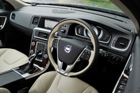 2日目の復路で試乗した「V60 T6 AWD」のインパネまわり。内装色はソフトベージュとアンスラサイトブラックのツートンカラーだった。