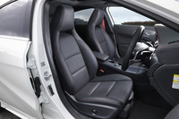 ヘッドレスト一体型のフロントシート。テスト車には「AMGレザーエクスクルーシブパッケージ」に含まれるオプションの本革シートが装備されていた。