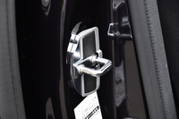 フロントドアのドアキャッチ部に取り付ける「ドアスタビライザー」。ボディー側（写真）とドア側とで一対になっている。