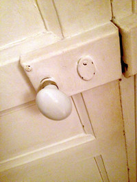 変わってこちらは、フランスの古い建物でよく見られるドアノブ。握りやすいのか握りにくいのかは不明。映画『アメリ』にも登場するから、ご存じの方も多いはず。