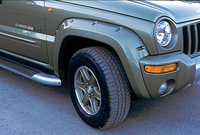 ボルトオンされたオーバーフェンダーが、ワイルドさを演出する。
	 