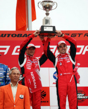 GT500クラスを制したのは、本山哲（写真左）とブノワ・トレルイエのNo.23 XANAVI NISMO GT-R。開幕から2連勝、しかもポール・トゥ・ウィンだった。
2位は、No.12 カルソニック IMPUL(松田次生/セバスチャン・フィリップ組）でGT-Rのワンツー。3位にはNo.1 ARTA NSX (ラルフ・ファーマン/伊沢拓也組）が入った。


