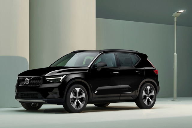 ボルボXC40」の特別仕様車「ダークエディション」 サンルーフが付いて