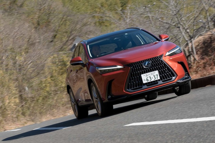 「GA-K」プラットフォームはトヨタの「RAV4」や「ハリアー」と共通ながら、リアの開口部に環状構造の補強を取り入れるなどして剛性感アップを図っている。