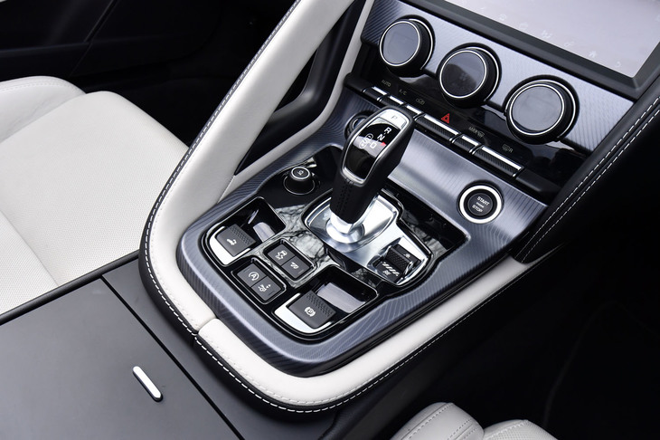 「FタイプR-DYNAMICコンバーチブルP300」のシフトレバーまわり。エキゾーストノートのボリュームを変更できるスイッチも備わっている。