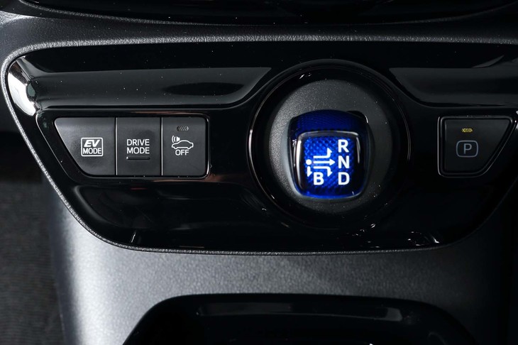 シフトセレクターの左側には、ドライブモードの切り替えボタンやEVモードのオン／オフボタンなどがレイアウトされている。