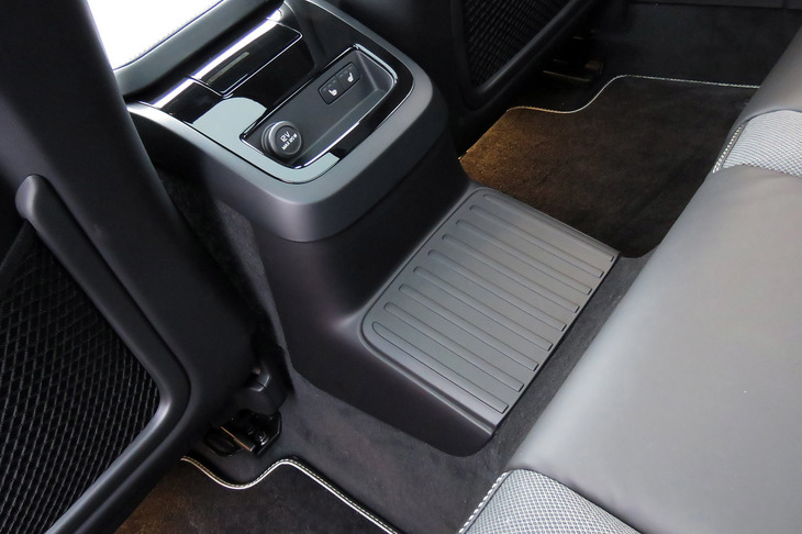 走行用のバッテリーを搭載するため、「T8 Twin Engine」のフロアはセンタートンネルが大きく盛り上がっていた。リアシート中央席を利用する場合は、これをまたぐようにして座る必要がある。