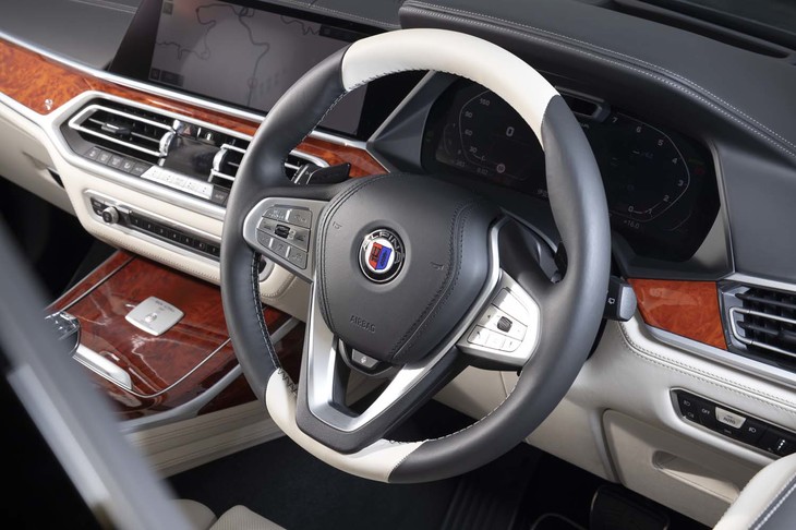 ステアリングホイールにはラヴァリナレザーが巻かれる。バイトーン仕様は17万3000円のオプション。