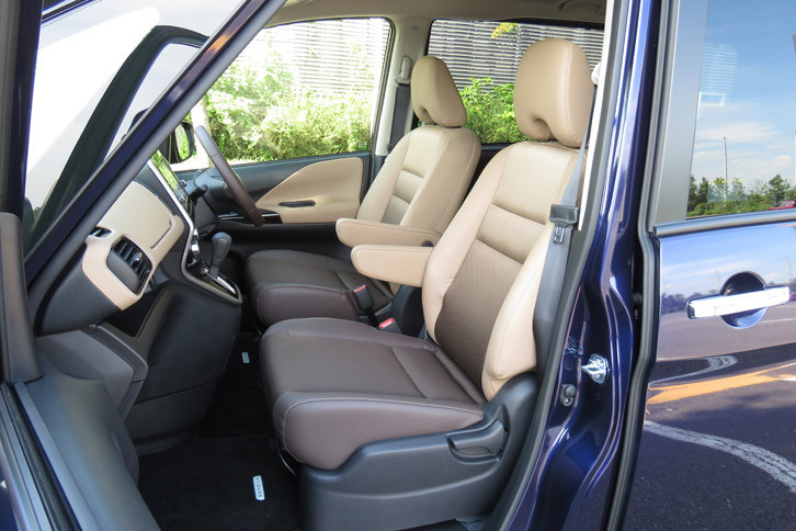 オプションで用意される「プレミアムインテリア」のシートには、ブラウン系のグラデーションが用いられる。