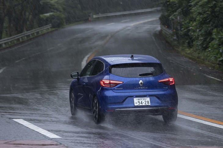 【ルノー・ルーテシアE-TECHハイブリッドのスペック】ボディーサイズ：全長×全幅×全高＝4075×1725×1470mm／ホイールベース：2585mm／車重：1310kg／駆動方式：FF／エンジン：1.6リッター直4 DOHC 16バルブ／モーター：交流同期電動機／トランスミッション：4段AT（エンジン用）＋2段AT（モーター用）／エンジン最高出力：91PS（67kW）/5600rpm／エンジン最大トルク：144N・m（14.7kgf・m）/3200pm／メインモーター最高出力：49PS（36kW）/1677-6000rpm／メインモーター最大トルク：205N・m（20.9kgf・m）/200-1677rpm／サブモーター最高出力：20PS（15kW）/2865-1万rpm／サブモーター最大トルク：50N・m（5.1kgf・m）/200-2865rpm／タイヤ：（前）205/45R17 88H XL／（後）205/45R17 88H XL（コンチネンタル・エココンタクト6）／燃費：25.2km/リッター（WLTCモード）／価格：325万円
	
	【取材時の燃費データ】テスト距離：255.2km（市街地1：高速道路7：山岳路2）／使用燃料：15.9リッター（ハイオクガソリン）／参考燃費：16.1m/リッター（満タン法）／16.3km/リッター（車載燃費計計測値）