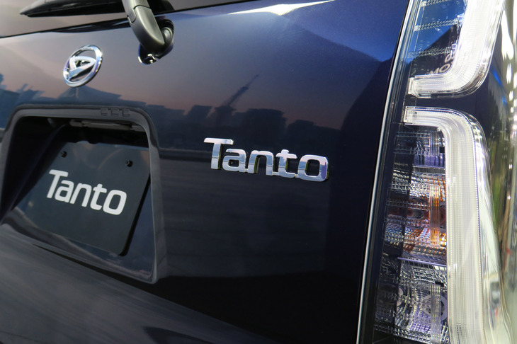 ダイハツ・タント カスタム（リアバッジ）