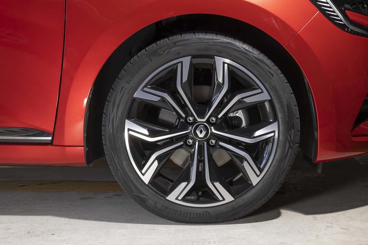 足まわりは17インチが標準。アルミホイールは「Viva Stella」と名づけられている。