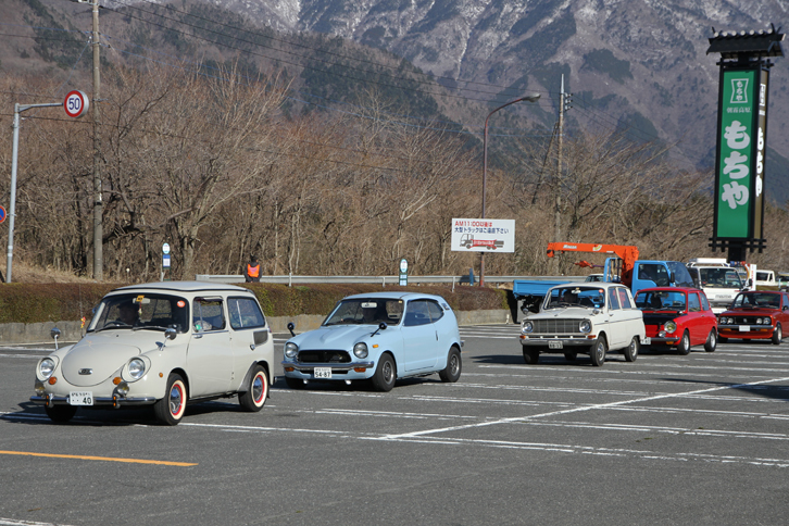 会場入り口に向かって一列で進む参加車両。先頭から「スバル360カスタム」「ホンダZ」「三菱ミニカ」「スバルR-2」「三菱ミニカ スキッパー」。