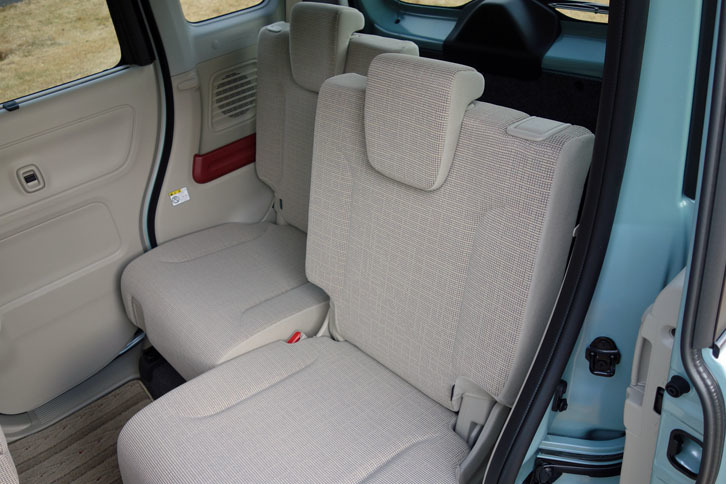 「スペーシア ハイブリッドX」の2列目シート。写真は奥のシートを最も後ろに、手前を最も前にスライドさせたところ。