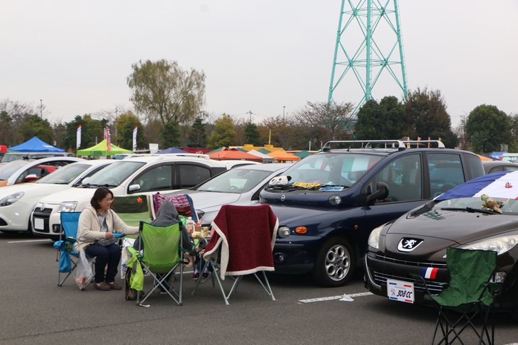 愛車の前にテーブルやイスを並べ、のんびりと過ごす人も多かった。当日は曇り空ではあったが、風もなく比較的過ごしやすい陽気だった。
