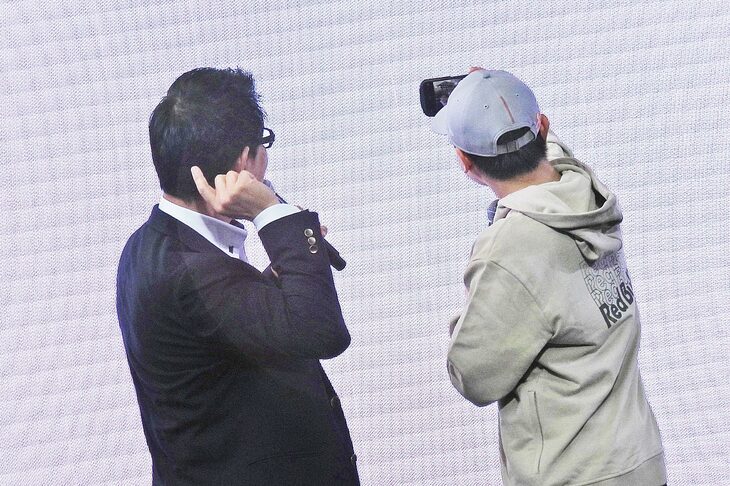 鈴鹿での日本GPでは、フリー走行の際に「ビザ・キャッシュアップRB F1」のマシンを（シミュレーションではなく実車を）走らせる予定の岩佐選手。最後はピエール北川氏や来場者とともに、自分のスマホで記念撮影。ステージを後にした。