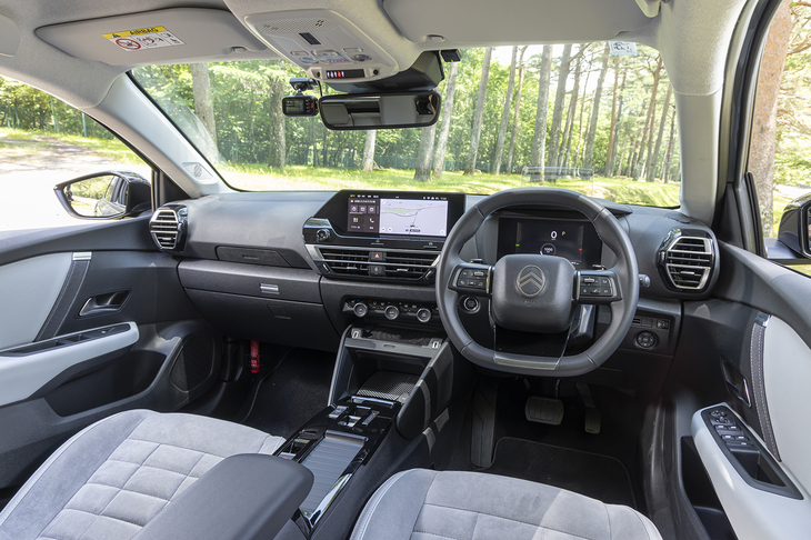 シートやドアパネルにグレーのテップレザーを採用したことで室内は以前にも増して明るく華やかな雰囲気に。これぞシトロエンというべきおしゃれな空間だ。