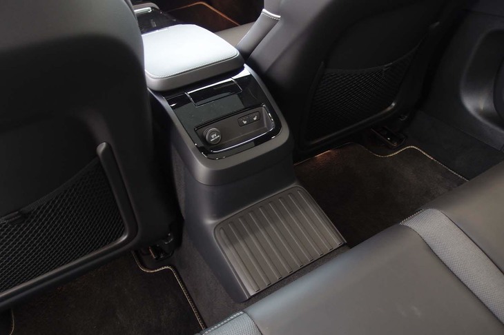 ボルボS60 T8ポールスターエンジニアード（センターコンソール）