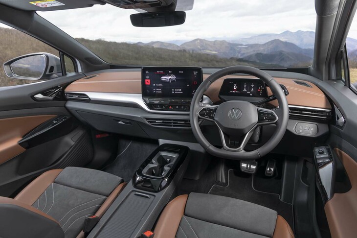 広々としたキャビンは「オープンスペース」と名づけられている。フロントウィンドウが前席の上部までカバーしているため視界は極めて良好。