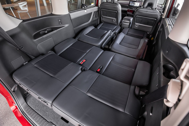 セカンドシートとサードシートをフルフラットにした様子。セカンドシートの座面と背もたれに段差が生じるものの、車両後部に頭を置いて横になった場合、背中から膝裏までがほぼフラットに保たれるので寝心地は悪くない。