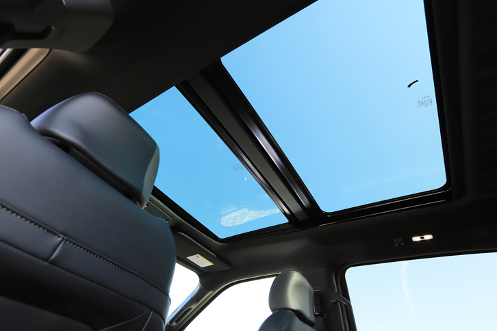 テスト車に装備されていた、開放感抜群の「ツインパネルムーンルーフ」。2ドアのスーパークルーにも、シングルタイプのサンルーフが用意されている。