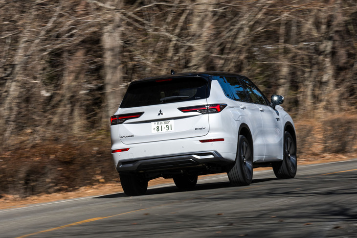 車両統合運動システム「S-AWC」を搭載。2モーター式4WDによる前後トルク配分とブレーキベクタリングによる左右の駆動／制動力制御等を組み合わせ、この手のSUVとしては異例のよく曲がるクルマに仕上がっている。