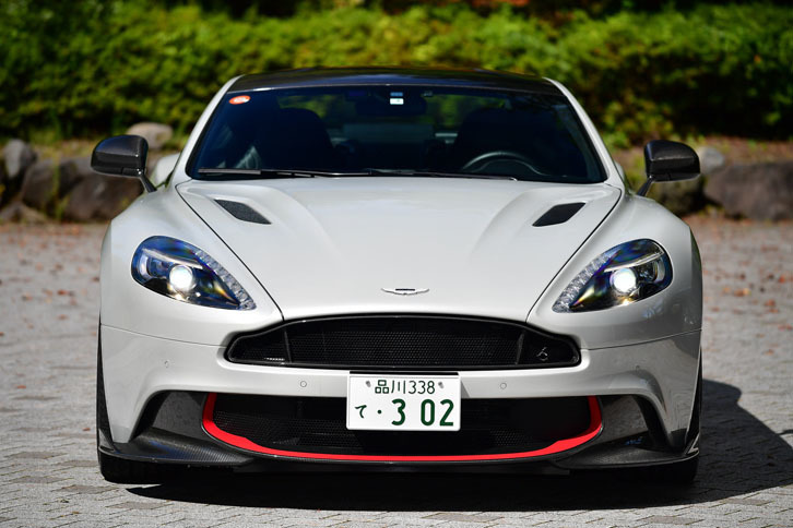 伝統のグリルの下に、もうひとつのアンダーグリルがある。微妙な愛嬌があって、そこもまた魅力的。