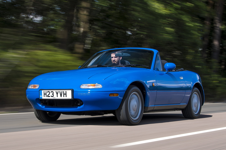 北米を中心に世界中で人気を博した「NAロードスター」。写真は英国仕様の「MX-5」。