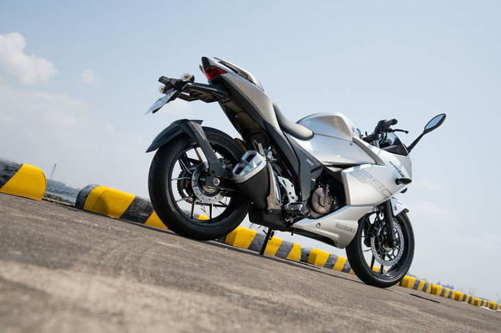 「ジクサーSF250」の装備重量は158kg。同門の「GSX250R」や、ヤマハ、カワサキのライバルなどより軽量に仕上げられている。