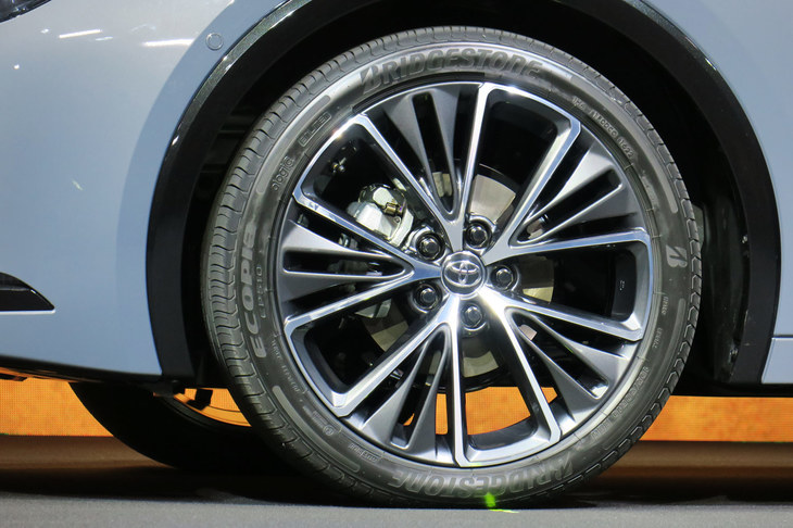 トヨタ・プリウス2.0L HEVプロトタイプ（タイヤ＆ホイール）